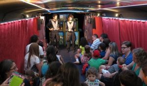Interior do ônibus do Buzum! tem espaço para até 50 crianças na plateia. Foto: Marcia Minillo.