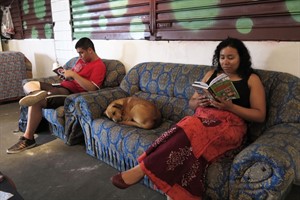 Há sofás para a leitura dos gibis. Foto: Marcia Minillo.