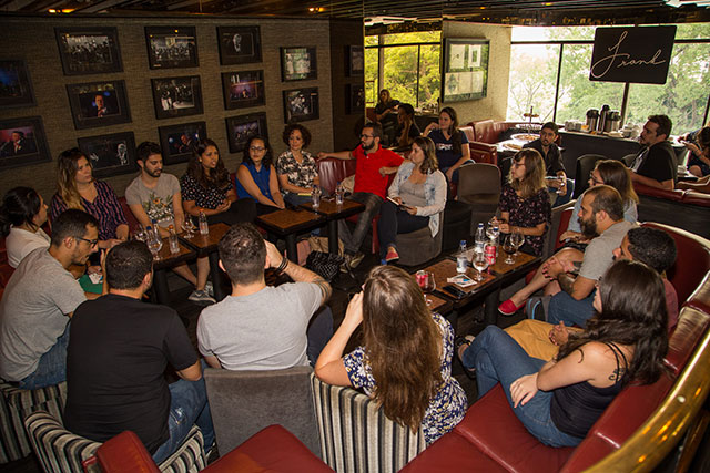 Grupo conversa no Bar Frank do Hotel Maksoud Plaza. Foto: Edu Leporo / @eduleporofotografia