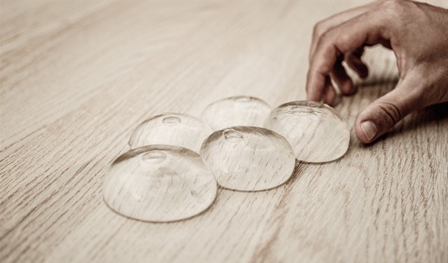 Com membranas que podem ser colorizadas, as bolhas Ooho!, inventadas pela empresa Skipping Rocks Lab, são alternativas para o vasilhames de plástico. Foto: Divulgação.