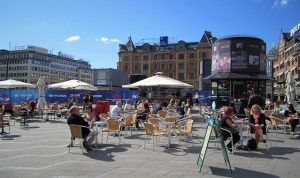 Oferecer destinos onde as pessoas queiram e possam estar, com conforto e segurança, também contribui para a saúde. Praça em Copenhagen. Foto: La Citta Vita / Flickr.