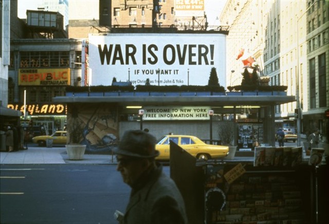 Yoko Ono e John Lennon WAR IS OVER!  Times Square, Nova York, 15 de dezembro, 1969. Foto: Yoko Ono.