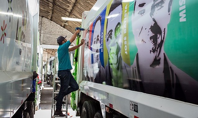 Caminhões de lixo de São Paulo são estampados com o rosto e o nome dos coletores. Foto: Eduardo Anizelli / Folhapress.