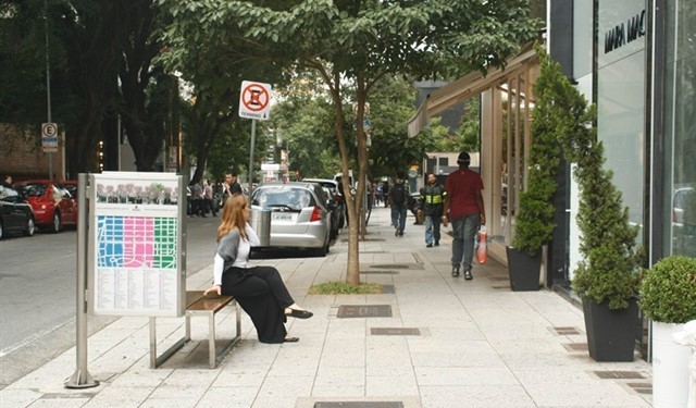 A Rua Oscar Freire teve suas calçadas e mobiliário urbano padronizados em 2006, junto a isso enterraram a fiação. Foto: Klauss Schram.  