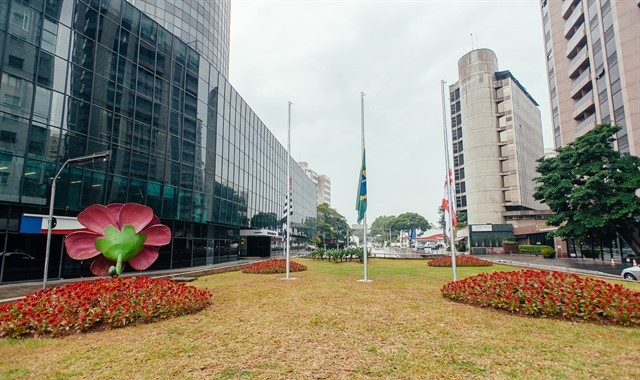 Conjunto de mastros e bandeiras do programa ‘Nossas Bandeiras‘ no canteiro central da Avenida Cidade Jardim, na Zona Oeste. Foto Leon Rodrigues / Secom.