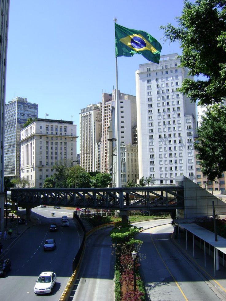 Bandeira do Brasil na Praça da Bandeira, bairro da Bela Vista. Foto: Pinterest.