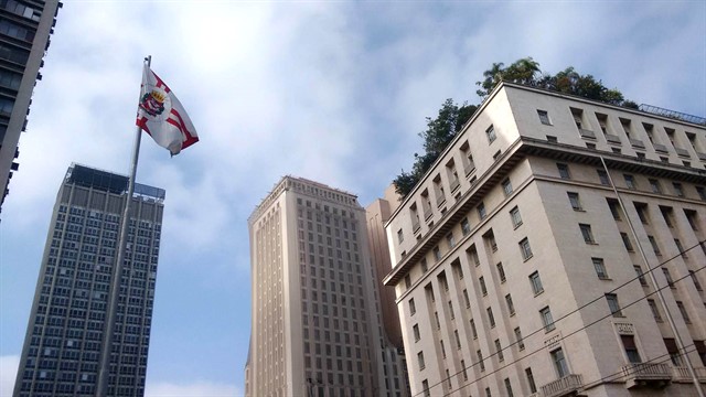 Bandeira do Município hasteada em frente ao prédio da Prefeitura de São Paulo no centro da cidade. Foto: Mauro Calliari.