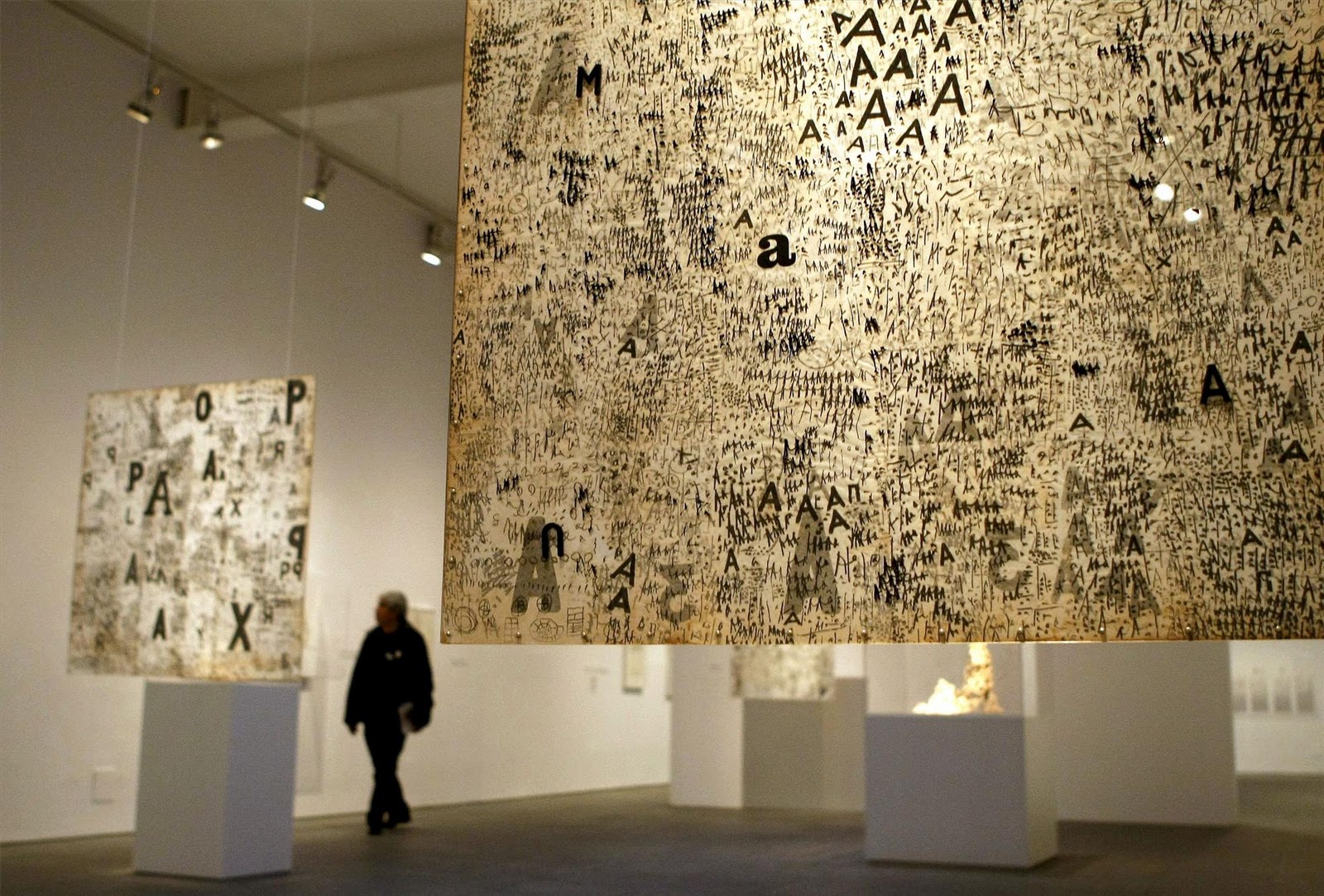 Obras de Mira Schendel na exposição ‘Tangled Alphabets’, inaugurada no MoMA em 2009. Foto: Divulgação.