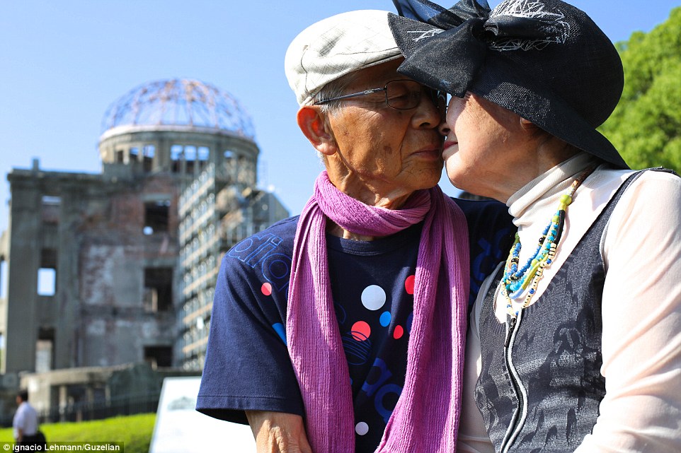 Um casal idoso compartilha um beijo suave e terno enquanto visita Hiroshima no Japão. Foto: Ignacio Lehmann.
