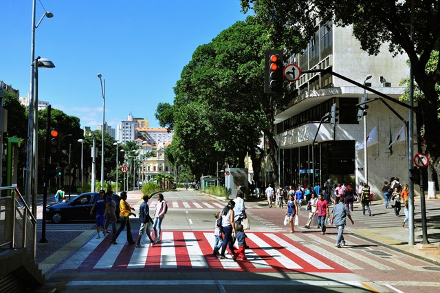 Avenida Santos Dumont, em Belo Horizonte, prioriza pedestres, ciclistas e o transporte coletivo. Foto: Mariana Gil / WRI Brasil.