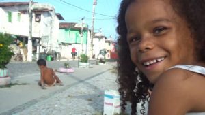 Filme de 2 minutos que mostra o que crianças de Recife/PE pensam que é lugar de criança. Imagem: Reprodução / Canal de Comunicação Favela News.