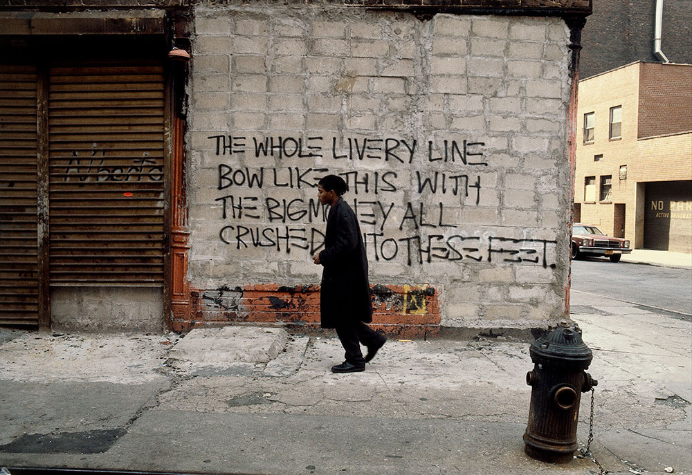 Basquiat em ação no centro de Nova York em 1981. Foto: Edo Bertoglio.