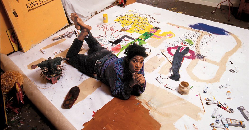 Jean-Michel Basquiat em seu estúdio em Nova York, 1987. Foto: Tseng Kwong Chi.