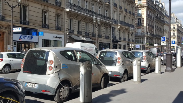 Carros elétricos de serviço de compartilhamento sendo recarregados em rua de Paris, França. Foto: Autolib.