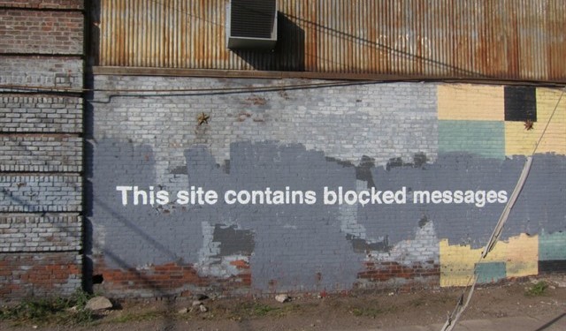 "This site contains blocked messages," de Banksy, uma obra completa durante sua muito divulgada estadia em Nova York. Foto  Scott Lynch.