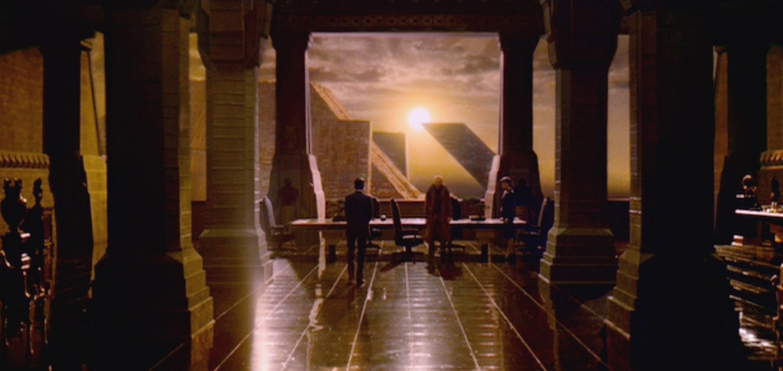 A arquitetura do Blade Runner original é mais "cívica" que em seu sucessor. Imagem © 1982 Warner Bros. Entertainment Inc. 