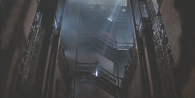 Talvez a melhor "atuação" do Bradbury Building foi em Blade Runner. Imagem © 1982 Warner Bros. Entertainment Inc.