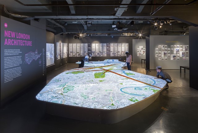 Mapa interativo gigante mostra Londres do passado, presente e futuro. Foto: Tom Banks / Design Week.