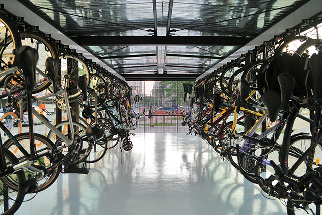 Interior de bicicletário no Largo da Batata. Foto: Prefeitura de São Paulo.