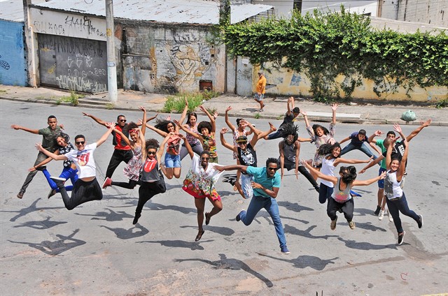 Ensaio do grupo de dança Pelagos, de Rubens Oliveira, em rua do bairro de Campo Limpo.Foto: Marcia Minillo.