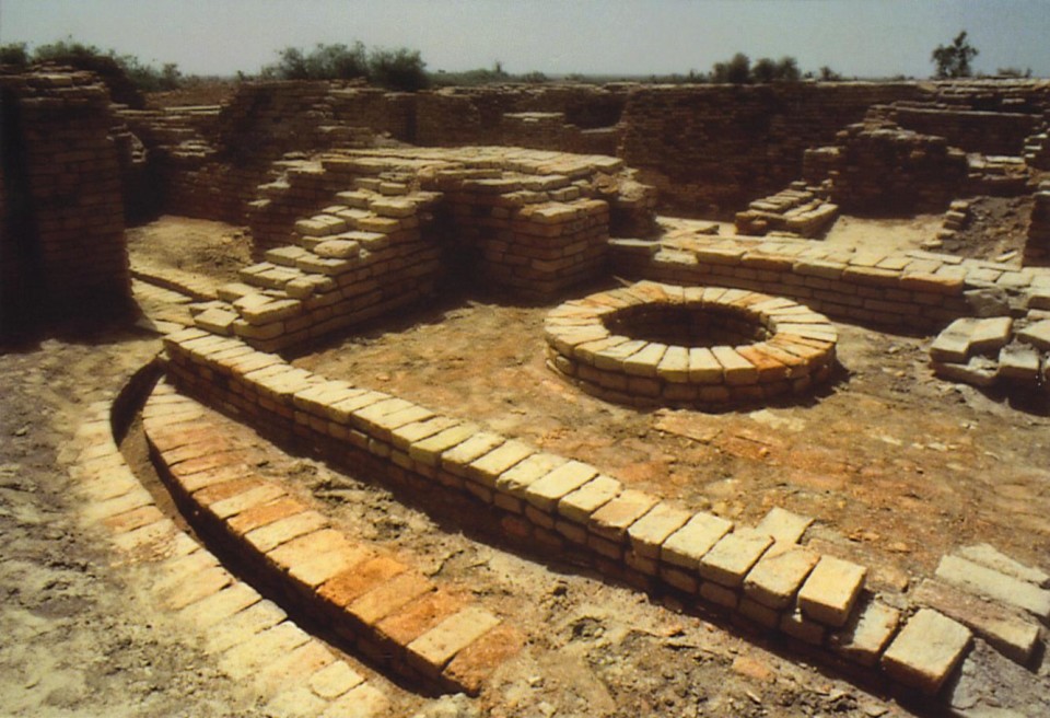 Mohenjo-Daro, poço no interior de uma construção e, na parte externa, canal de esgoto.