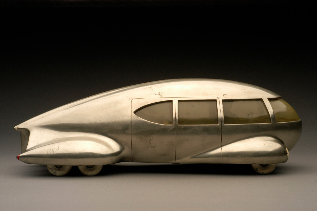 Automóvel de Norman Bel Geddes na mostra “Design aerodinâmico – Metáfora do futuro”. Foto: Divulgação.