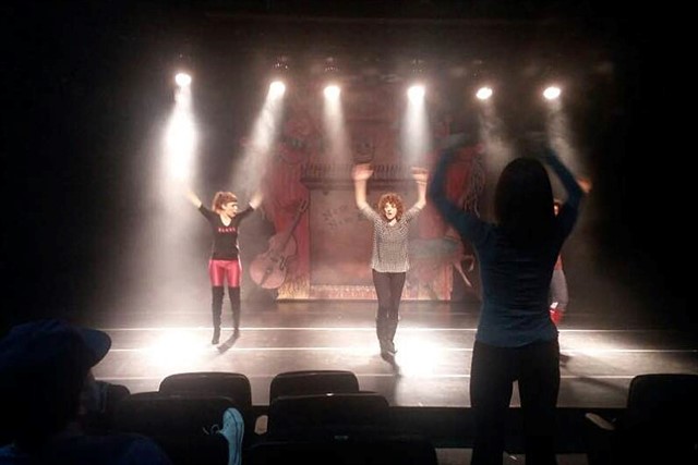 Ensaio do espetáculo “Nem Princesas Nem Escravas” no palco do Teatro Sergio Cardoso. Foto: Mônica Monteiro.