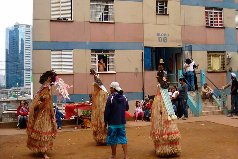 A “dança dos praiás” no rito de passagem dos Pankararu no Real Parque, em São Paulo. Foto: Antonio Scarpinetti / Unicamp.