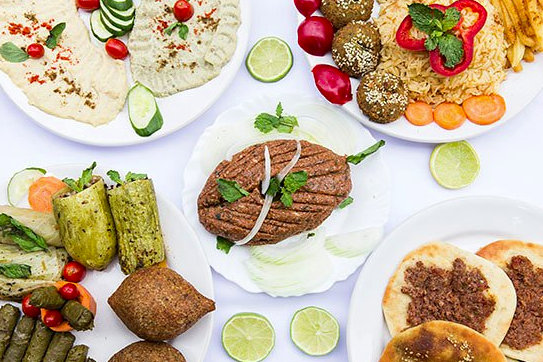Abudi Halal tem pratos clássicos da cozinha árabe, como quibes, legumes recheados e folhados, em espaço colorido e informal. Foto: Divulgação.