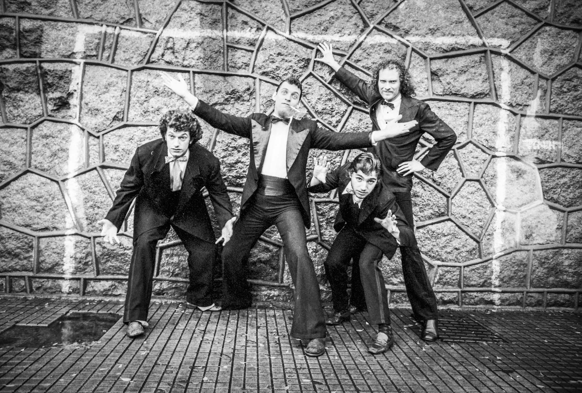 Ricardo Petraglia, Tico Terpins, Walter Baillot e Flavinho (da esq. para a dir.) em 1976: atitudes anarquistas no palco. Foto; Sergio Sade.