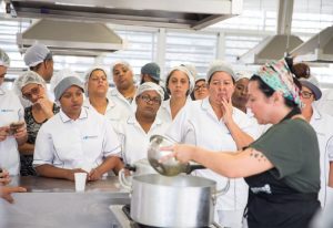 Para melhorar a qualidade da merenda escolar em São Paulo, a chef Janaina Rueda bota a mão na massa literalmente. Foto: Divulgação.