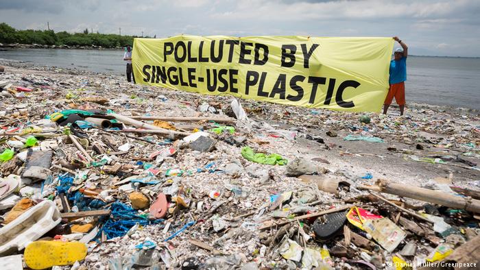 Voluntários do Greenpeace Filipinas limpam a praia altamente poluída por plásticos em Manila. Foto: Daniel Muller / Greenpeace.