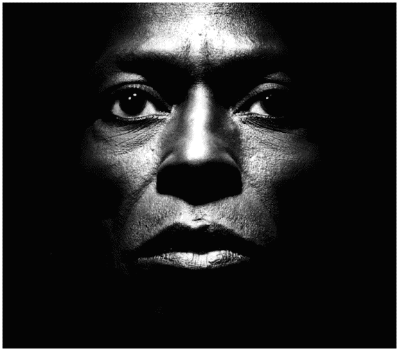 Em 1986 Irving Penn fotografou Miles Davis (1926-1991), para a capa do álbum "Tutu" do trompetista.