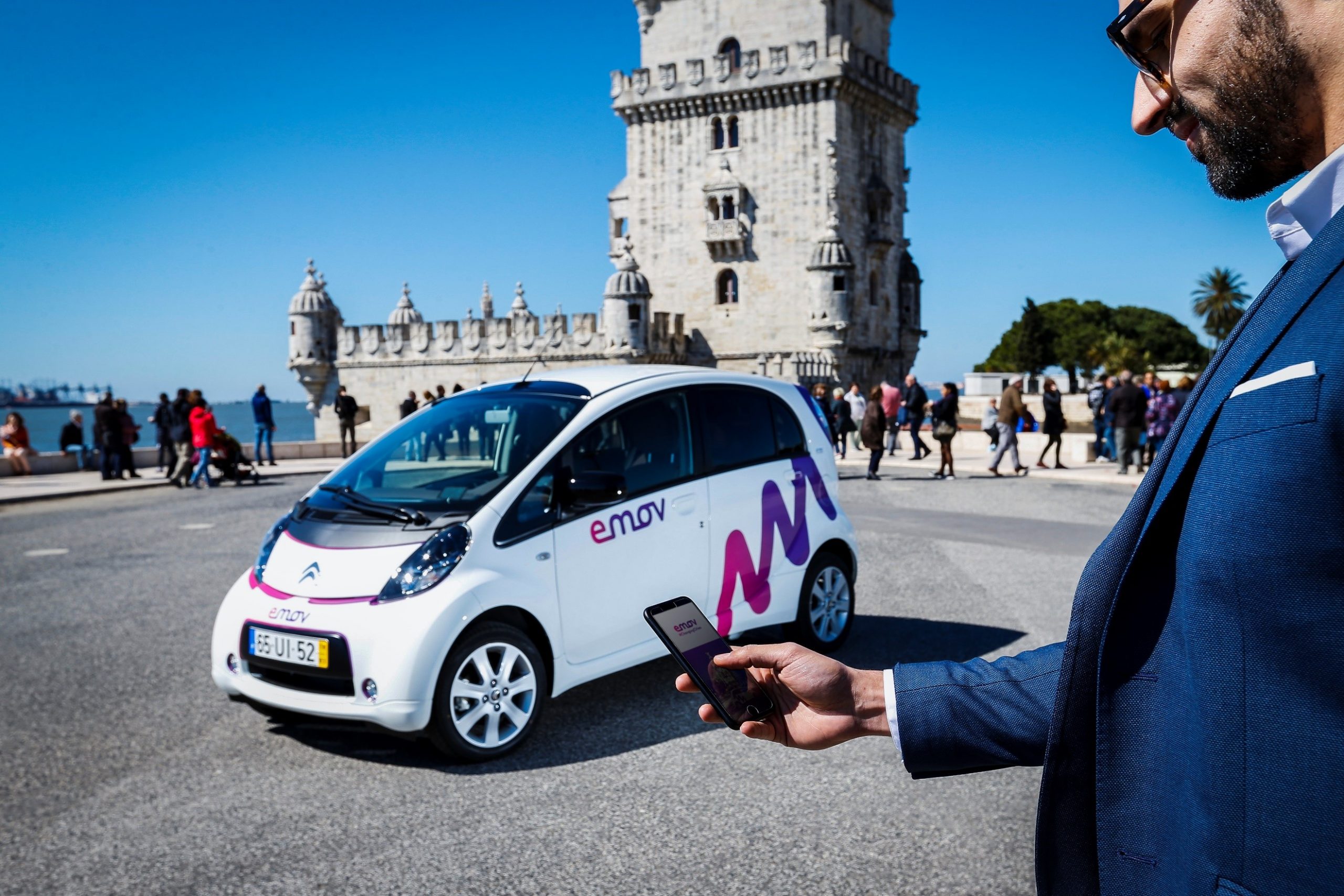 A rede Emov tem 150 veículos elétricos disponíveis no sistema de car sharing em Lisboa. Foto: Emov / Divulgação.