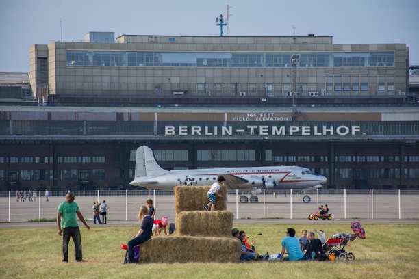 O velho aeroporto Tempelhof fechou em 2008. Quando reabriu como parque, dois anos depois, não se tinha certeza de que os berlinenses o curtiriam. Foto: Visit Berlin.