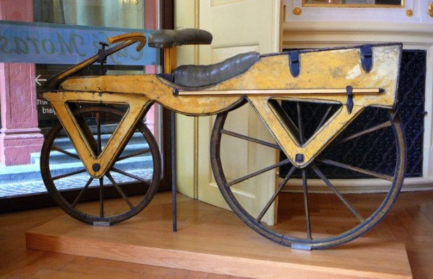 A 'Draisienne' é um veículo de duas rodas inventado em 1817, precursor da bicicleta. Foto: Reprodução.