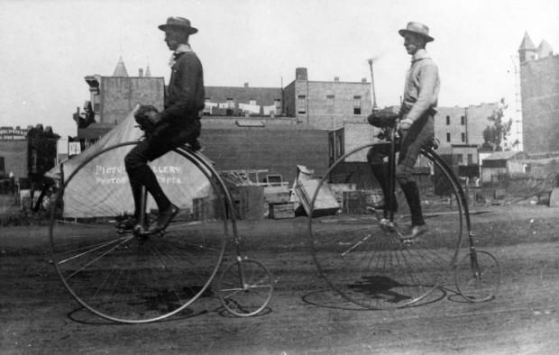 A “safety bicycle”, ou “bicicleta de segurança”, que ganhou esse nome simplesmente por ser mais segura que as penny-farthing. Foto: Reproduçao.
