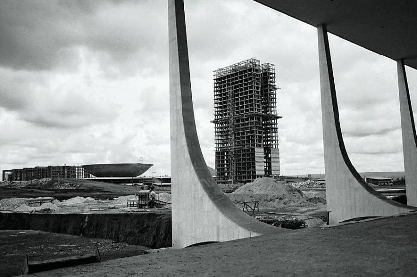 A construção de Brasilia no final da década de 1950. Foto: Thomas Farkas.