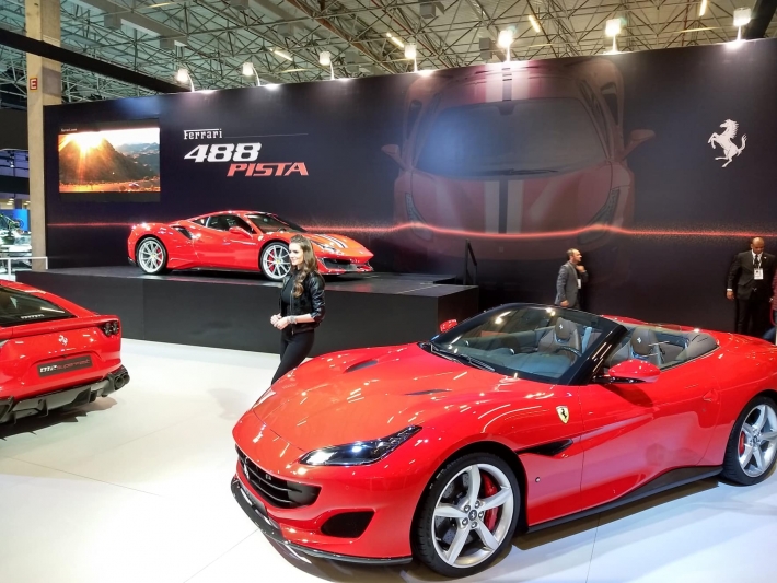  A Ferrari vermelha com a moça de roupa justa sob holofotes atrai multidões. Foto: Mauro Calliari.