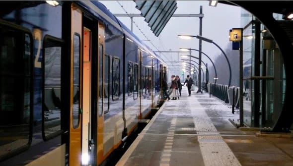 Trens elétricos das ferrovias holandesas agora funcionam com 100% de energia eólica. Foto: Fast Company.