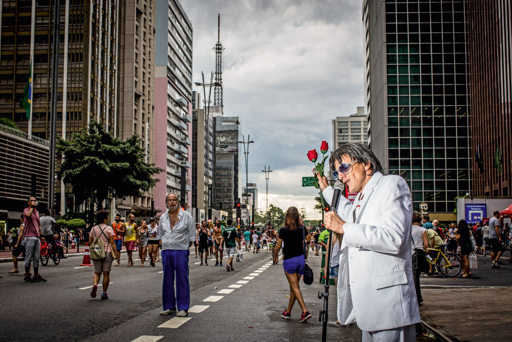 José, que dubla músicas de Roberto Carlos na Paulista. Foto: Bruno Santos. 