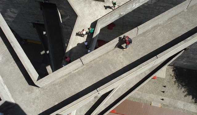 As passarelas suspensas do SESC Pompéia. Foto: Paulisson Miura / Flickr.