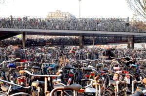São 17 milhões de habitantes no país para 23 milhões de bicicletas, recorde mundial. Foto: Getty Images.