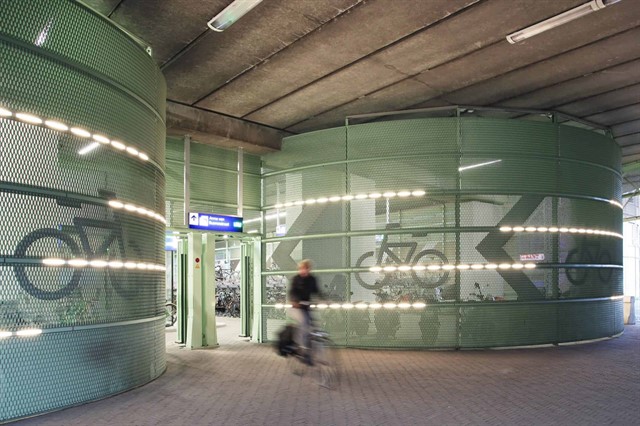 Bicicletário na estação central de Haia, Holanda. Foto: Metadecor.