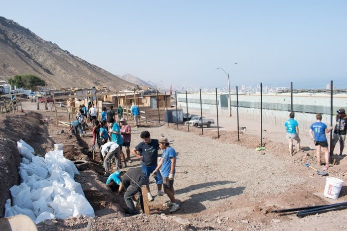 Voluntários da Techo Chile participam de projetos comunitários na região de Antofagasta. Foto: El Regionalista.