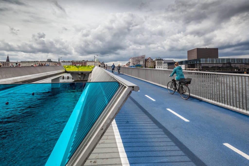 A ponte para ciclistas e pedestres de Inderhavnsbroen, que une Nyhavn com Christianshavn, em Copenhague. Foto: Angel Villalba / Getty Images.