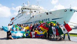 Voluntários de vários países em frente ao navio Logos Hope. Foto: Divulgação.