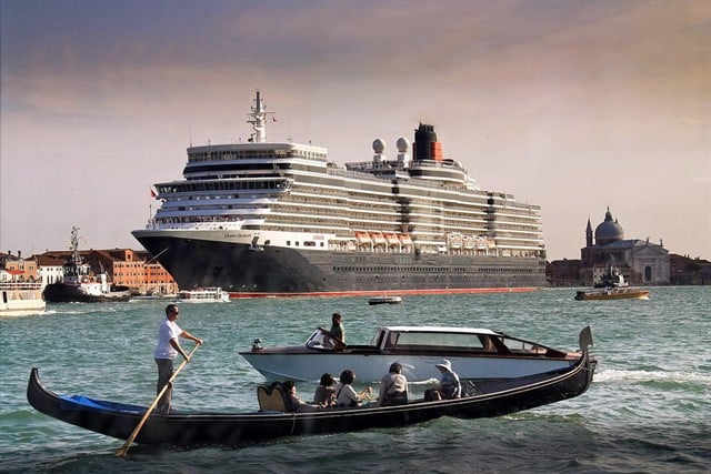 Enorme navio de cruzeiro sendo rebocado ao largo de Veneza. Foto: Getty Images.