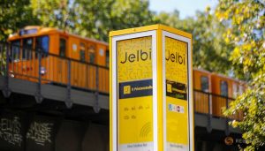 Um trem de metrô passa por coluna de uma estação Jelbi em Berlim. Foto: CNA.