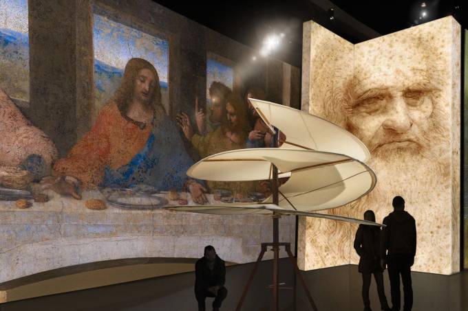 Projeções nas paredes e no chão dão clima imersivo à mostra 'Leonardo da Vinci - 500 Anos de um Gênio'. Foto: Grande Exhibitions/Divulgação.
